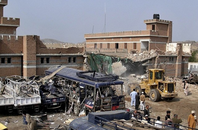 Трима полицаи и едно дете загинаха при самоубийствен атентат в Пакистан