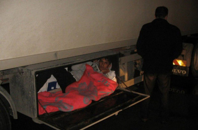 Задържаха нелегални имигранти на Капитан Андреево