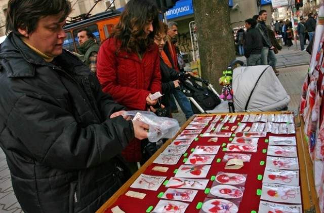 Мартеничка, бяла и червена, води пролетта