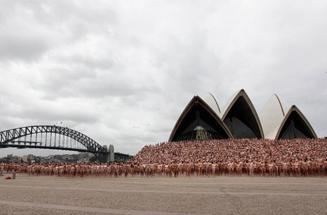 Над 5000 австралийци отидоха голи на опера