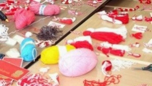 Деца дариха мартенички на полицаи