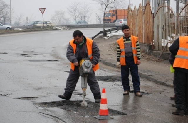 Кърпенето на дупки в Пловдив поевтинява двойно?