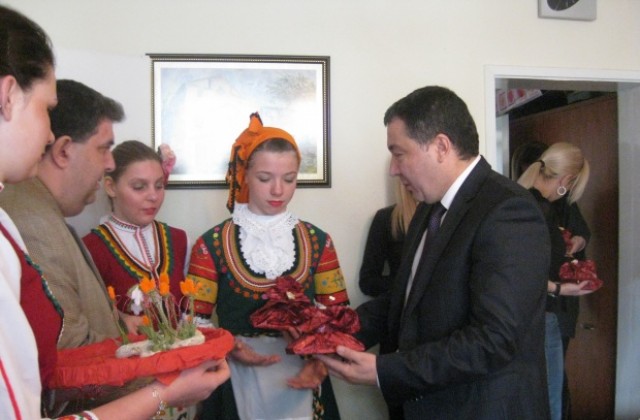 Деца дариха несебърския кмет с мартеници