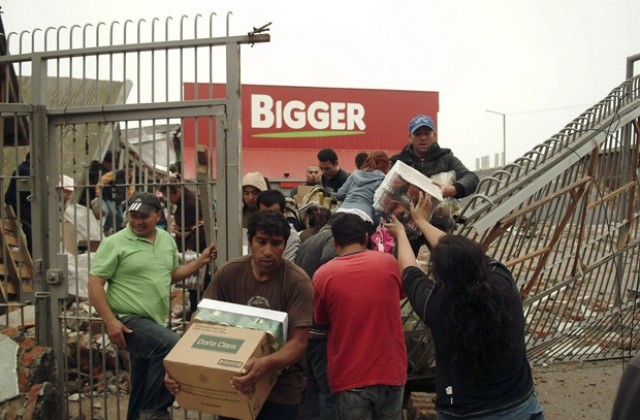 Банди разграбват магазините в Чили