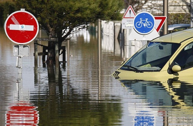 Проливни дъждове предизвикаха наводнения в емирства в ОАЕ