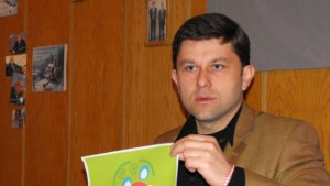 Слънчев часовник от бели зелени и червени цветя ще прави