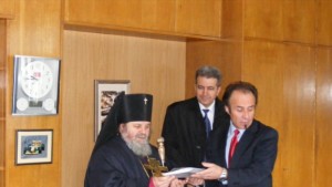 Връчиха на дядо Григорий проекта за нова църква в Габрово