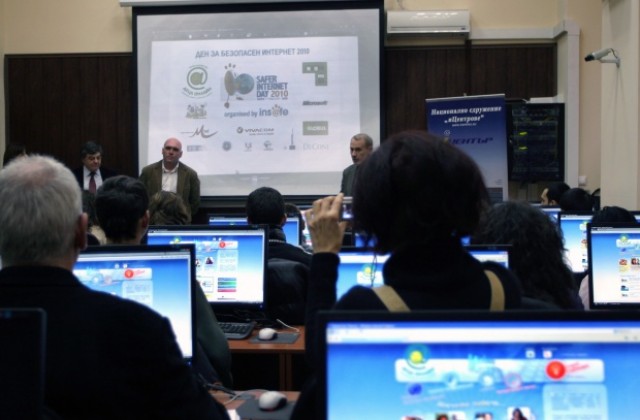 Обучават деца и педагози за борба с виртуалното насилие