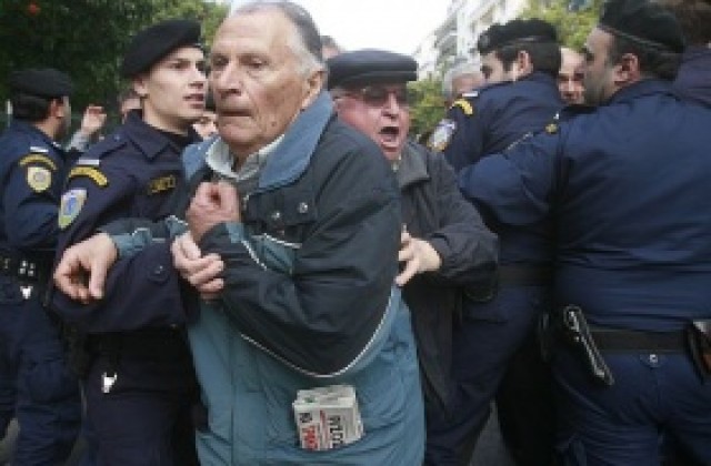 Протести в Гърция срещу затягането на коланите