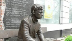 Закичиха с мартеници бронзовия Пеньо Пенев