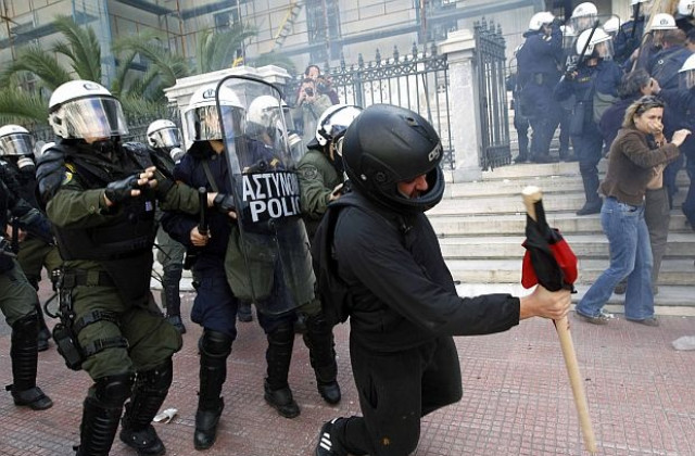Гръцкият парламент прие закона за затягане на коланите, сблъсъци в Атина