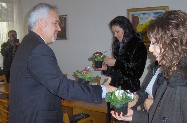 Вельо Илиев зарадва дамите в кметството с цветя за 8 март