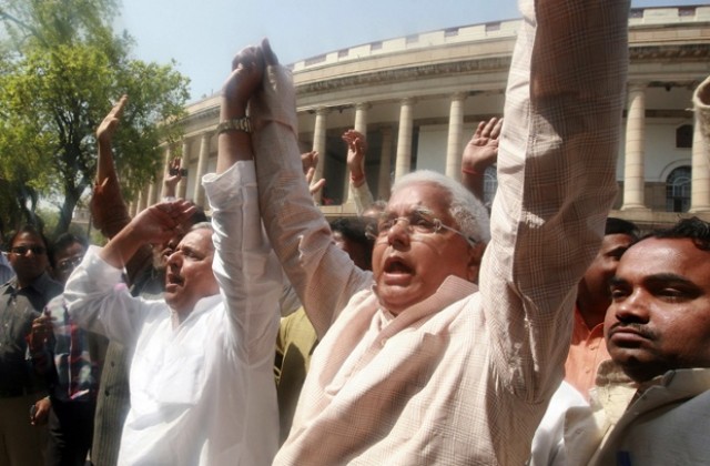 Индийски депутати се сбиха заради жените в парламента