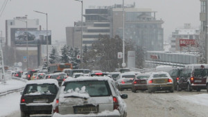 Снегът обърка движението в София ТИРове блокираха входа при Владая
