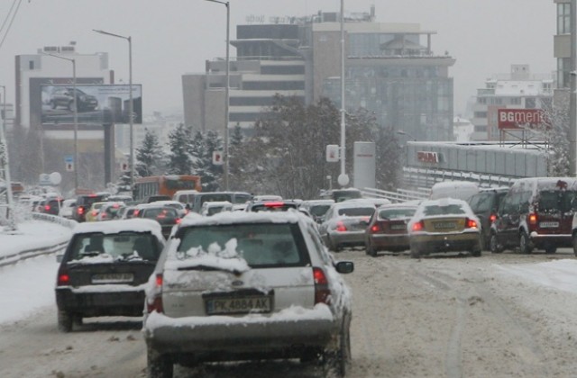 Снегът обърка движението в София, ТИР-ове блокираха входа при Владая