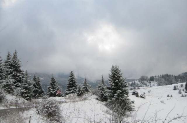 2 метра сняг по високите части в Смолянско