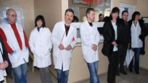 Парите на лекарите пуснати спират протестите