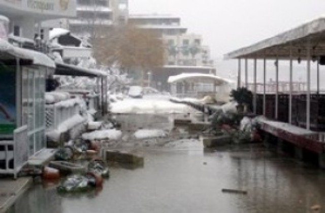 Огромни вълни потопиха лодки в Балчик