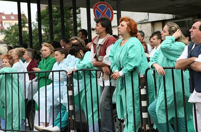 Лекарите в София се връщат на работа, остават в готовност за нови протести