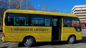 Държавата все още държи ученици без транспорт