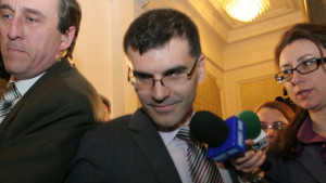 Умуват държавните служители да поемат част от здравните си вноски