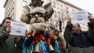 Плашат с кукери злите дупки по улиците на София