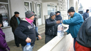 3000 литра минерална вода раздадоха във видински квартал