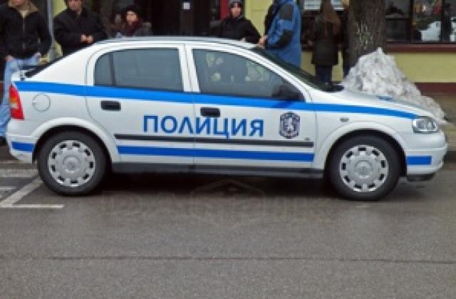 Неизвестни се снабдиха с шоколад от незаключен ТИР