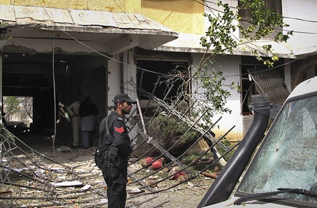 40 убити и 100 ранени при два самоубийствени атентата в Пакистан