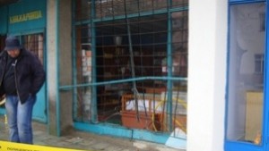 Среднощен ездач влезе с автомобила си в книжарница