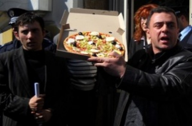 Бизнесмени размахаха пица пред НАП