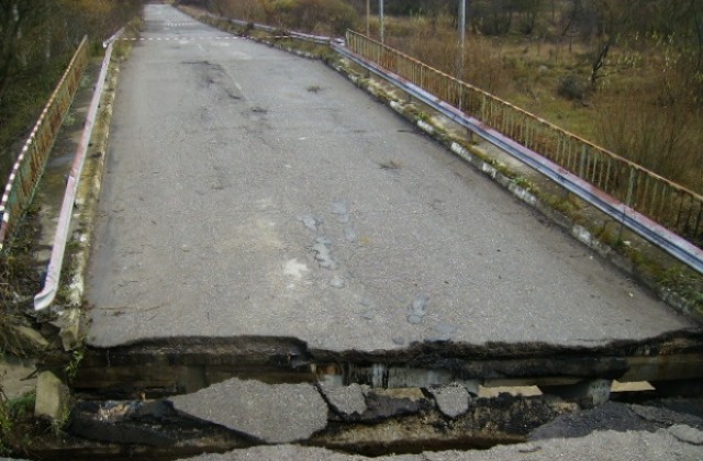Започна възстановяването на мостът между Ръсово и Гърляно