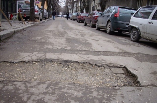 Запълват дупките в София