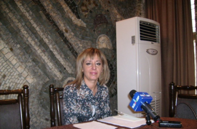 Манолова: Импийчмънтът на президента отклонява вниманието от празния джоб