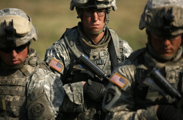 Американските войници в Афганистан минават под командването на НАТО