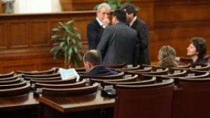 Гласуват отмяна на решението за вдигане на здравните вноски
