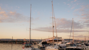 Яхта и механа на търг заради дългове