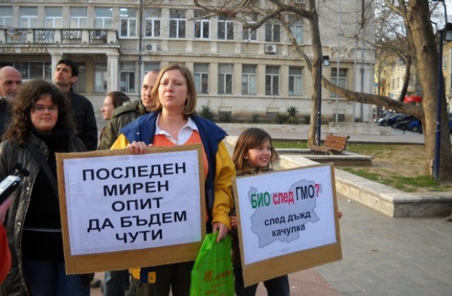 Журналистите повече от протестиращите срещу ГМО