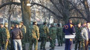Военните в Плевен пушиха в знак на протест