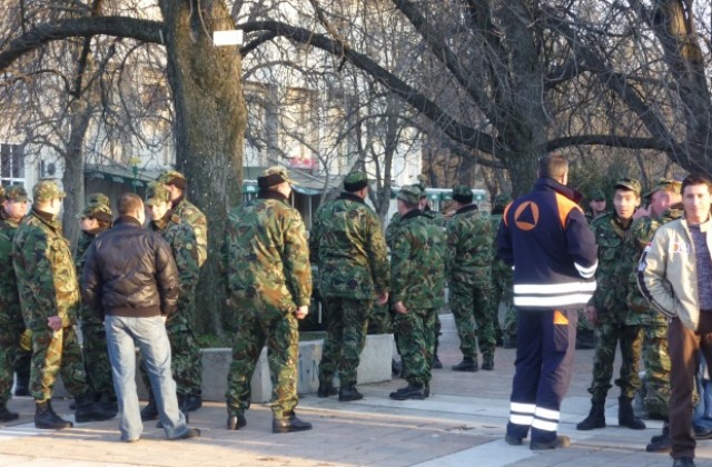 Военните в Плевен пушиха в знак на протест
