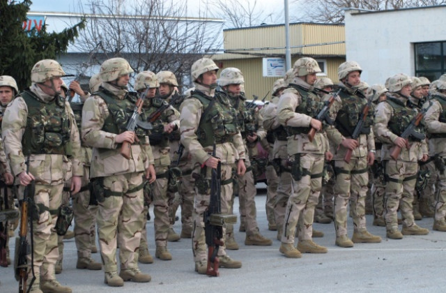 Министърът на отбраната се среща с военнослужещи