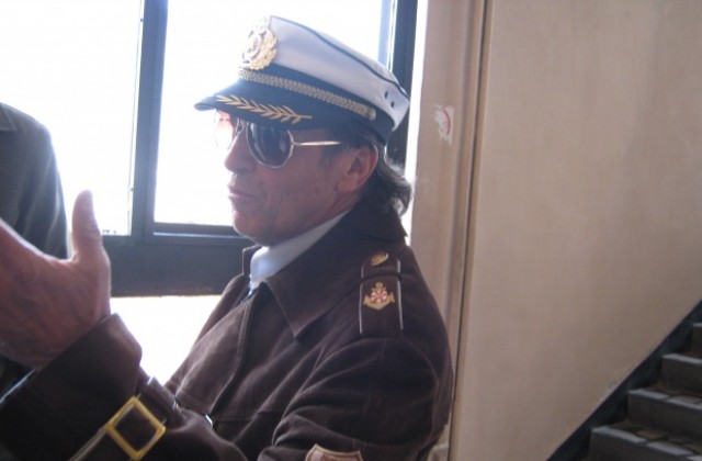 Бай Иван пристигна в Районен съд-Дупница облечен като шериф