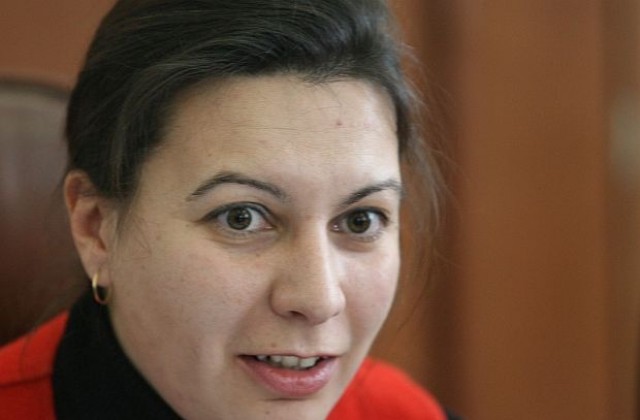 Михайлова: Черновата с антикризисни мерки е изнесена целенасочено
