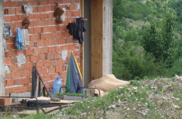 Съдът в Кюстендил продължава да държи в ареста ромите за убийството в Шишковци