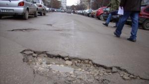 От днес пълнят уличните дупки с гореща смес