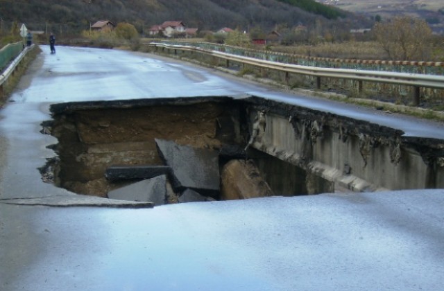 Над 4,5 млн. лв. трябват за възстановяването на Николичевски мост и пътя в Гърляно