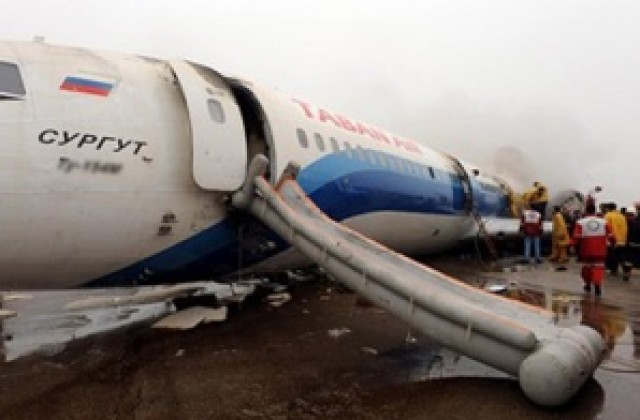 Седем ранени при аварийно кацане на самолет край Москва