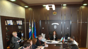 Ученици нападат кметски кресла