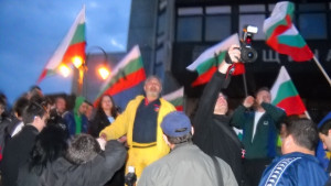 Протестиращи срещу дупките варненци построиха Паметник на глупостта