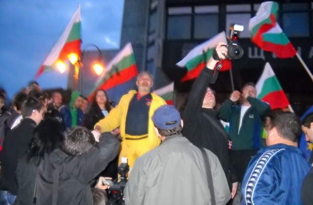 Протестиращи срещу дупките варненци построиха Паметник на глупостта